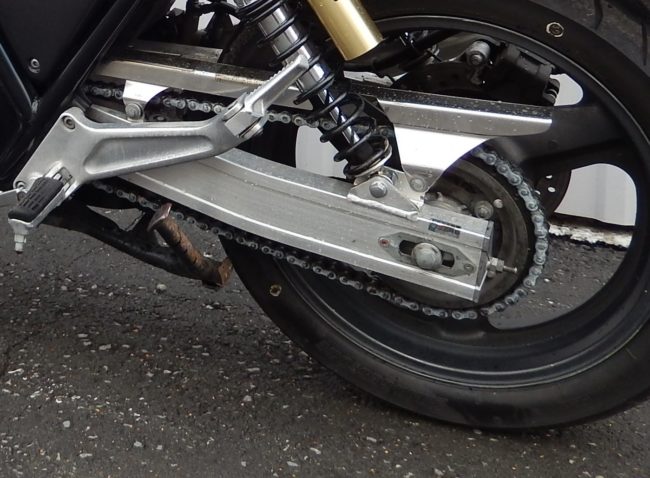 Роликовая цепь главной передачи мотоцикла Honda CB 400 с алюминиевым маятником