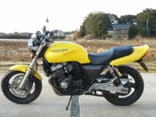 Классический нейкед Honda CB 400 желтой окраски