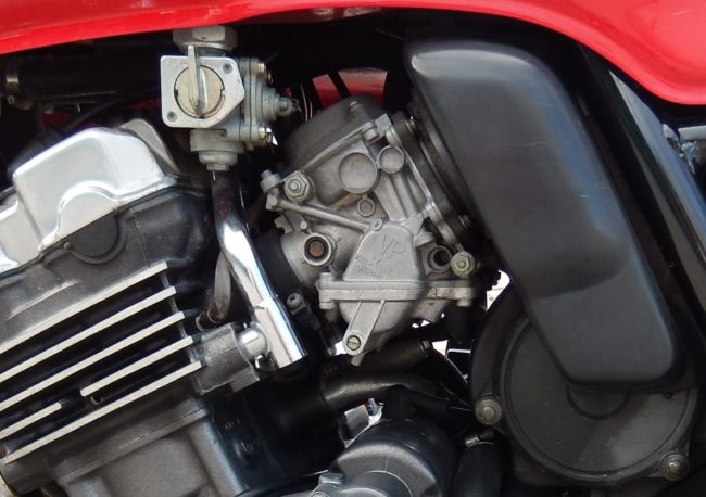 Топливный кран внизу бензобака на мотоцикле Honda CB 400 с инжекторной системой впрыска