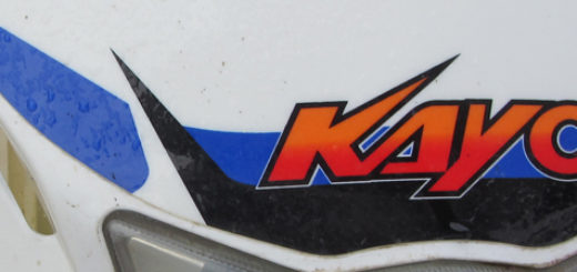 Логотип питбайка Кайо рядом с фарой