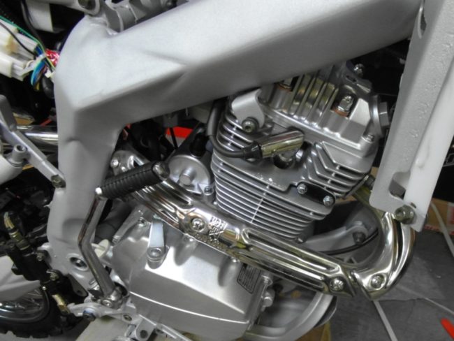 Одноцилиндровый двигатель на раме мотоцикла модели Racer ENDURO RC200XZT