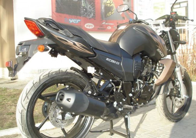 Черный матовая поверхность штатного глушителя на мотоцикле Racer Nitro 250