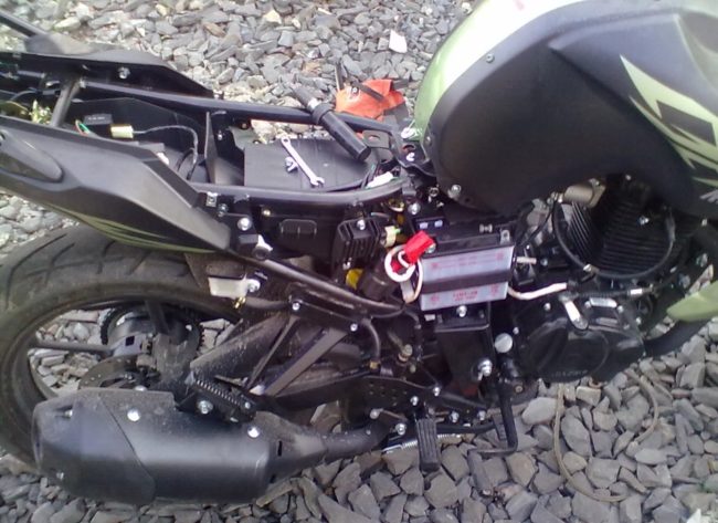 Вид на раму мотоцикла Racer Nitro 250 со снятым двойным седлом