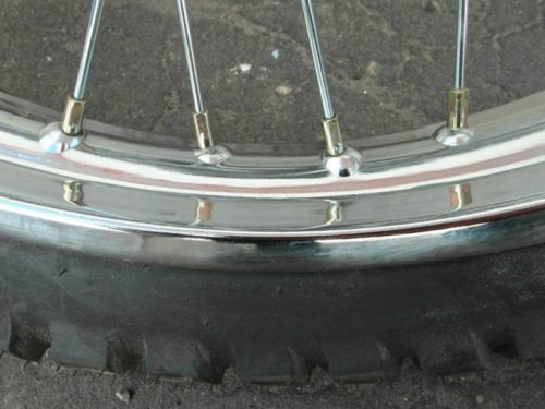 Обод и спицы с хромированным покрытием на колесе китайского байка Racer PANTHER 200