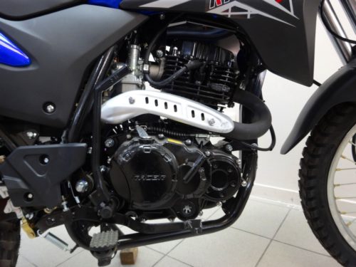 Блестящая накладка на трубе выхлопной системы двигателя на мотоцикле Racer Ranger 200