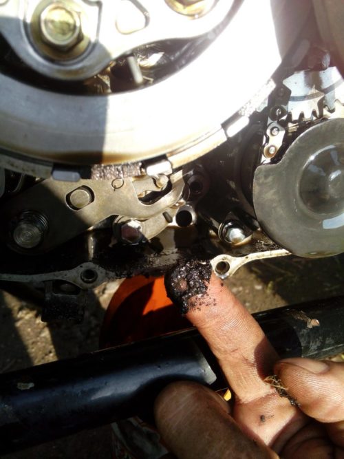 Порошок и грязь от дисков сцепления внутри картера мотоцикла Racer Ranger 200