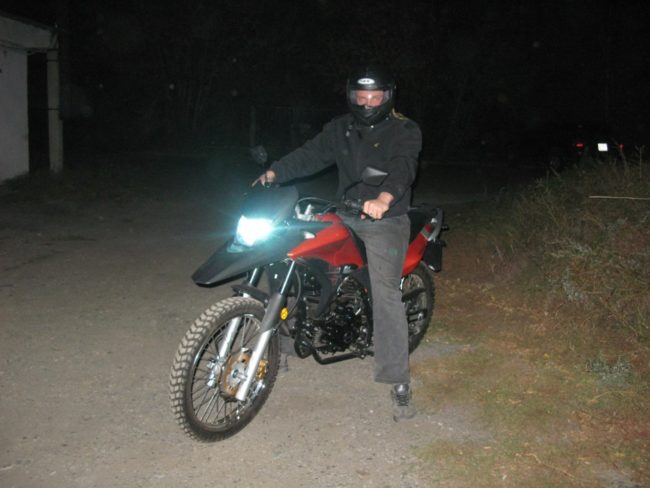 Включенный ближний свет в фаре мотоцикла Racer Ranger 200 черного цвета