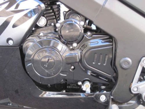 Четырехтактный двигатель с одним цилиндром на мотоцикле RACER RC200 CS SKYWAY