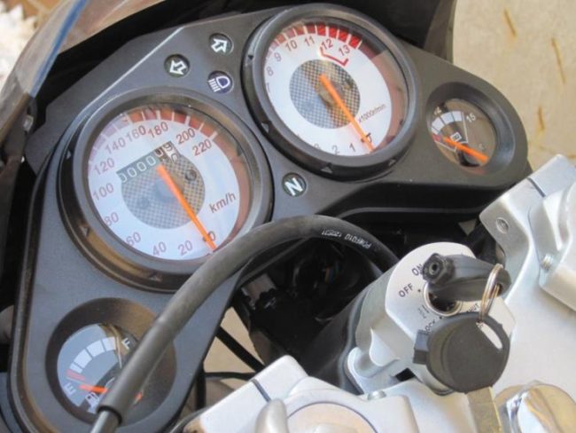 Аналоговая приборная панель бюджетного мотоцикла марки RACER RC200 CS SKYWAY