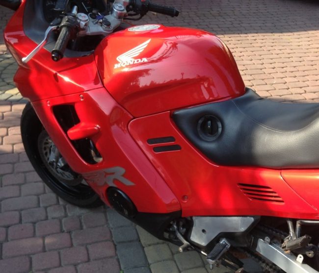 Красный топливный бак объемом в 22 литра на спортивно-туристическом байке Honda CBR1000F