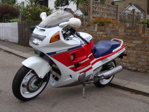Красно-белая окраска спортивно-туристического байка Honda CBR1000F