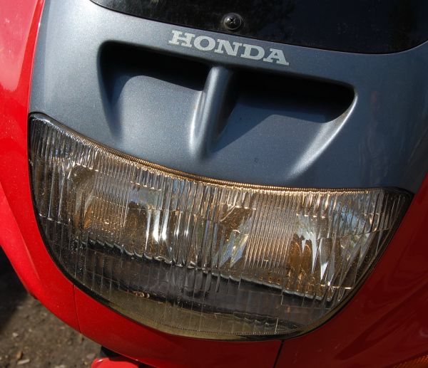 Стекло фары и пластик воздухозаборника на переднем обтекателе байка Honda CBR1000F