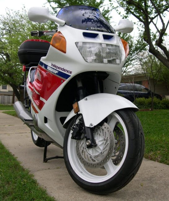 Белое крыло на передней вилке спорт-байка Honda CBR1000F с прямоугольной фарой