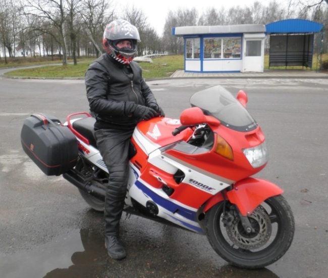 Удобная посадка мотоциклиста среднего роста на красно-белом Honda CBR1000F