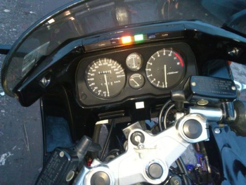 Включенные индикаторы на панели приборов мотоцикла Honda CBR1000F