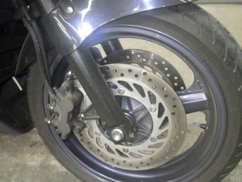 Тормозной диск с прорезями на переднем колесе байка Honda CBR1000F