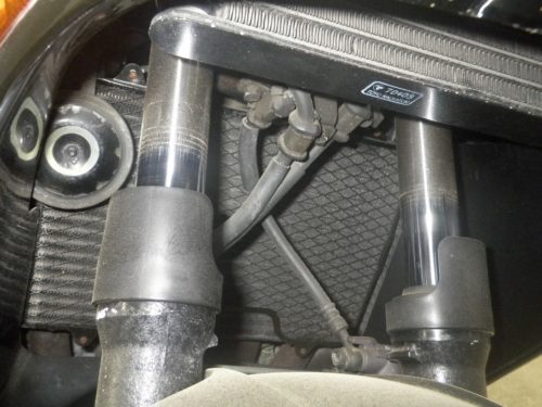 Радиатор системы охлаждения за штоками передней вилки мотоцикла Honda CBR1000F