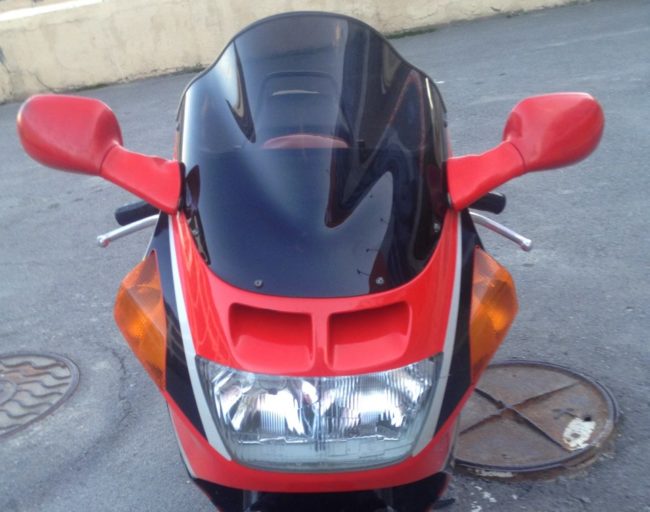 Большие красные зеркала на переднем обтекателе мотоцикла Honda CBR1000F