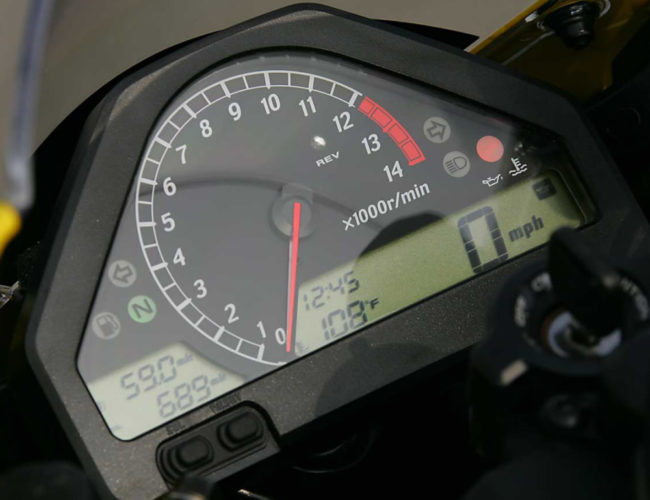 Стрелочный тахометр на панели приборов мотоцикла Honda CBR1000RR 2016 года выпуска