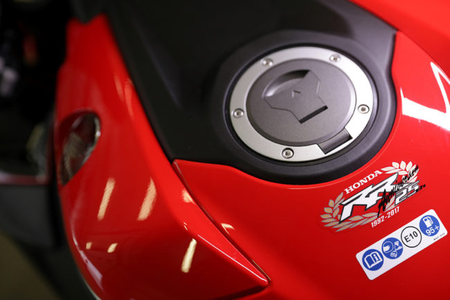Крышка заливной горловины на бензобаке мотоцикла Honda CBR1000RR