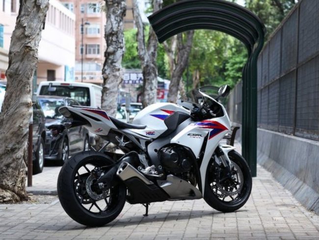 Обтекатели белого цвета на японском мотоцикле Honda CBR1000RR