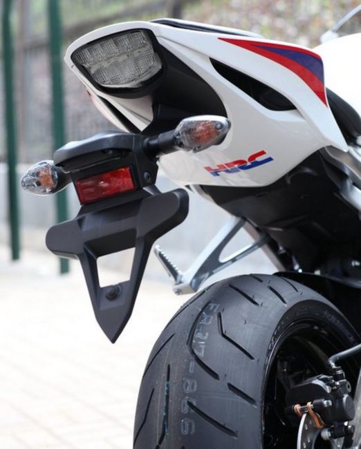 Белое стекло стоп-сигнала в задней части спорт-байка Honda CBR1000RR 2012 год выпуска