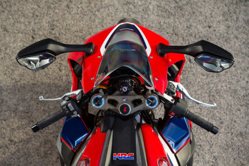 Руль и приборы управления на гоночном байке Honda CBR1000RR серии SP