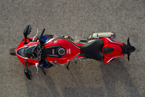 Вид сверху на мотоцикл Honda CBR1000RR SP Fireblade в гоночной версии
