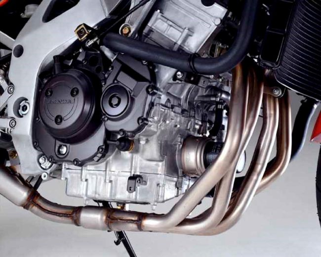 Фото четырехцилиндрового двигателя в Honda CBR 900 RR Fireblade последнего поколения