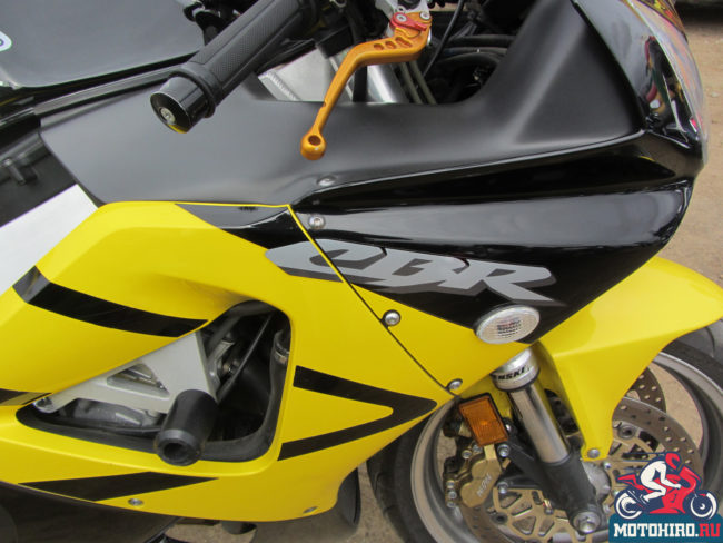Желтая облицовка из пластика на мотоцикле Honda CBR 900 RR Fireblade
