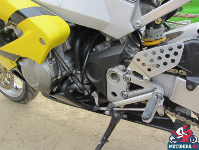 Лапка переключения скоростей с рычагами на мотоцикле Honda CBR 900 RR Fireblade