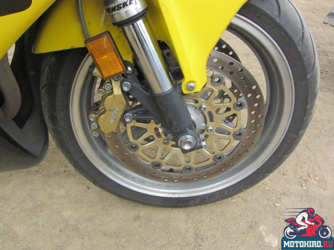 Тормозной диск с вырезами на переднем колесе спортивного мотоцикла Honda CBR 900 RR Fireblade