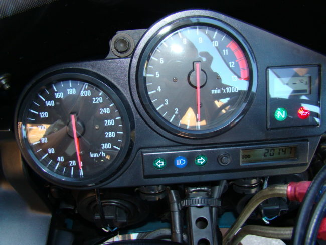 Стрелочные индикаторы на панели приборов мотоцикла Honda CBR 900 RR Fireblade