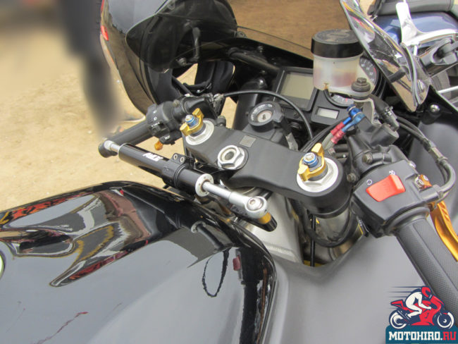 Демпфер руля на передней вилке спорт-байка Honda CBR 900 RR Fireblade