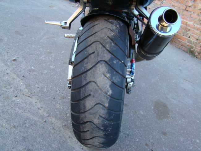Широкая покрышка на заднем колесе мотоцикла Honda CBR 900 RR Fireblade