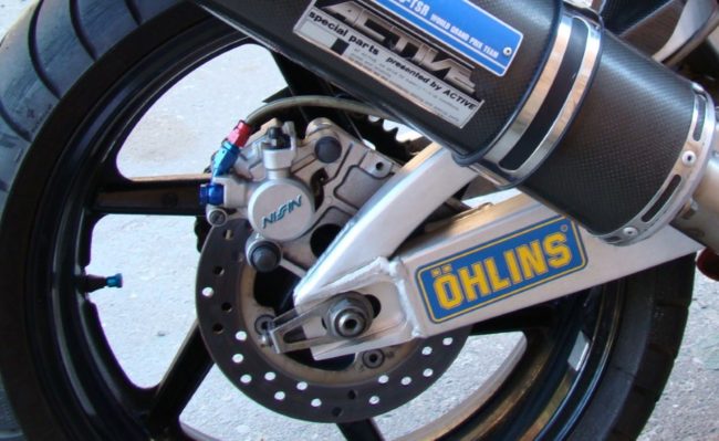 Однодисковый задний тормоз на колесе байка Honda CBR 900 RR Fireblade