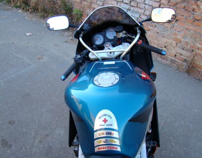 Руль с зеркалами на синем байке Honda CBR 900 RR Fireblade японского производства