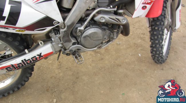 Рычаг кик-стартера и тормозная педаль на Honda CRF 450 кроссовая модель