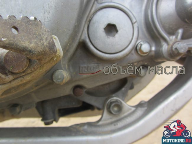 Нижняя часть двигателя мотоцикла Honda CRF 450 с маркировкой объема масла для замены своими руками