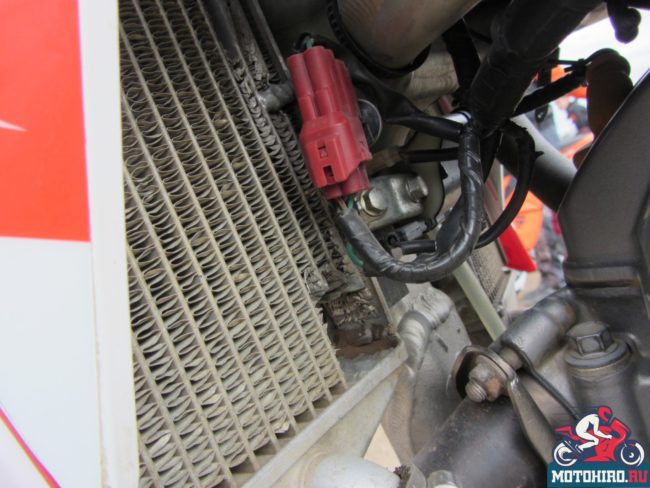 Ребра на радиаторе охлаждения японского мотоцикла Honda CRF 450
