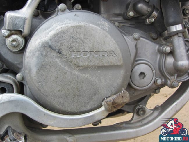 Алюминиевая крышка сцепления и тормозная педаль на байке Honda CRF 450
