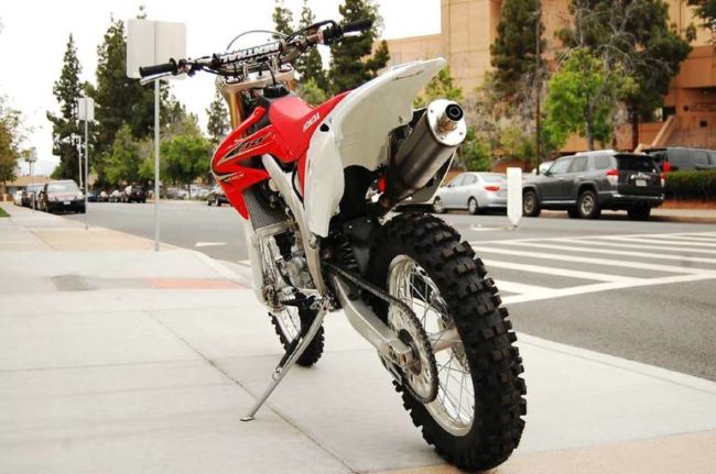 Внешний вид задней части мотоцикла Honda CRF 450 с белым крылом