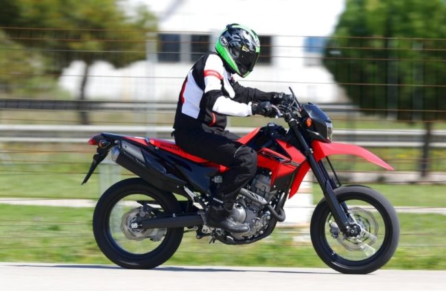 Первая поездка на мотоцикле Honda CRF 250 M по городской дороге