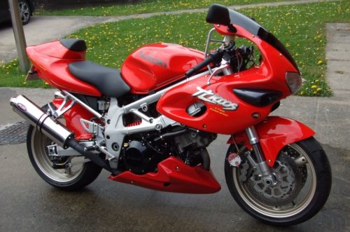 Вид сбоку спортивного мотоцикла Suzuki TL 1000 красной расцветки