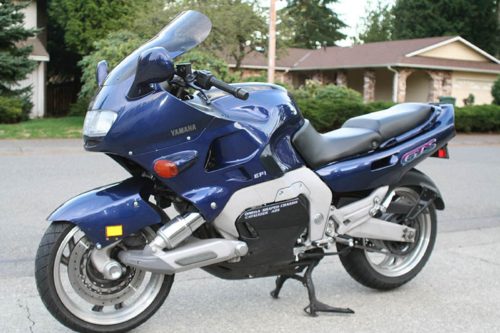 Вид сбоку спортивного мотоцикла Yamaxa GTS 1000 синего окраса