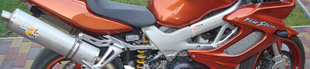Оранжевый Honda VTR1000F Firestorm 2001 года выпуска вид сбоку