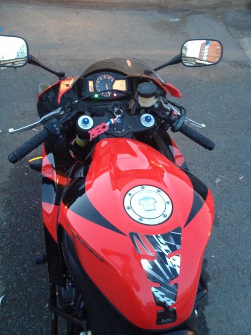 Красный бензобак объемом 18 литров на байке Honda CBR600RR спортивного класса