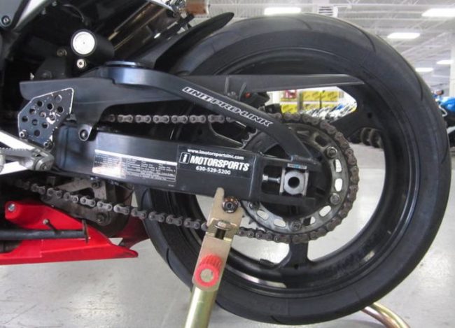 Цепной привод в задней части мотоцикла Honda CBR600RR спортивного типа