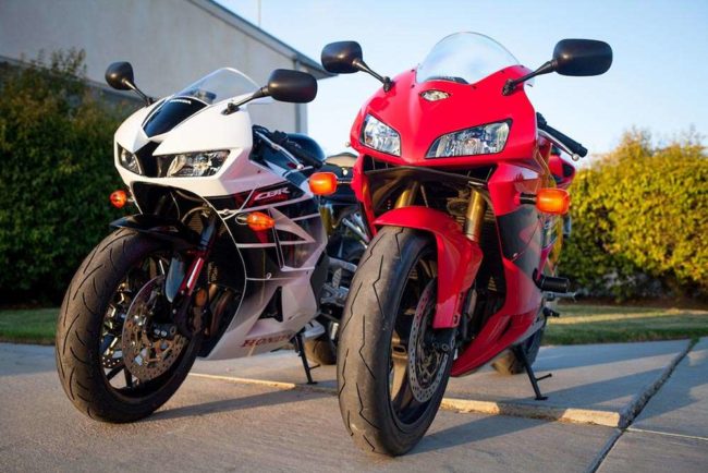 Два мотоцикла Honda CBR600RR с обтекателями красного и белого цветов