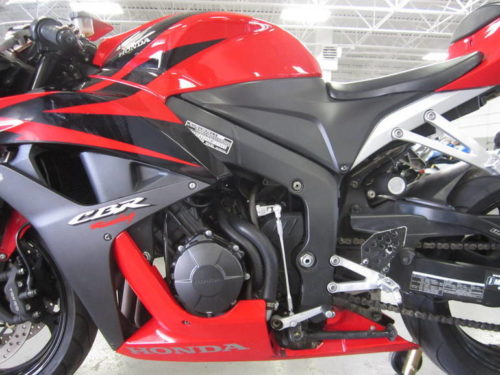 Четырехцилиндровый мотор на мотоцикле Honda CBR600RR спорт класса